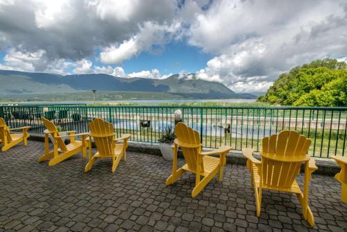 Exterior view, Prestige Harbourfront Resort in Salmon Arm (BC)