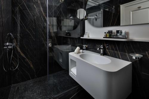 ห้องน้ำ, Radisson Collection Morina Hotel, Tirana in บโลกู