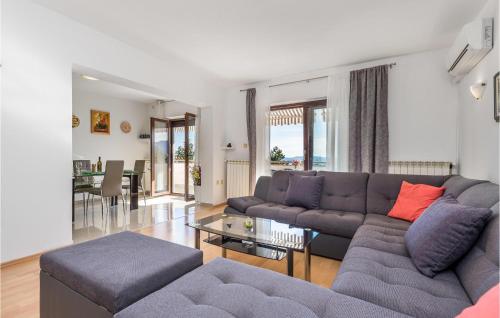 Amazing apartment in Rijeka with 2 Bedrooms, WiFi and Outdoor swimming pool - Apartment - Rijeka