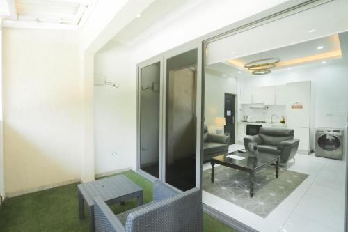 beranda/teres, Accra Luxury Apartments @ Silicon Square in Madina
