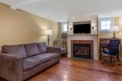 371820146 Essex Street Inn & Suites, Ascend Hotel Collection