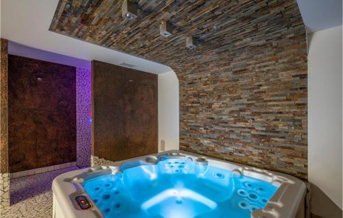 Karstais baseins, Nice Home In Magliolo With Sauna in Magliolo
