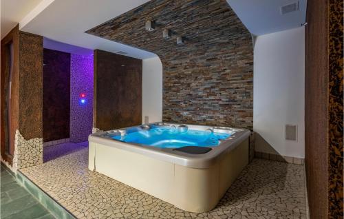 Karstais baseins, Nice Home In Magliolo With Sauna in Magliolo