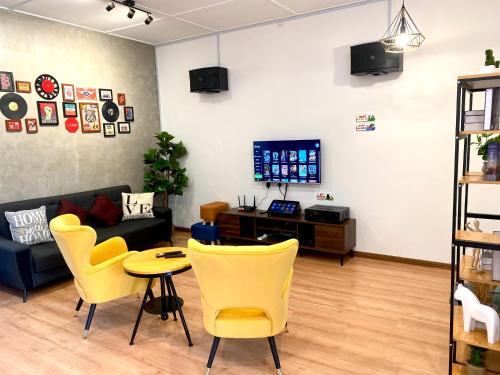 comfy 3-bedrooms with family karaoke Max-10pax comfy 3-bedrooms with family karaoke Max-10pax