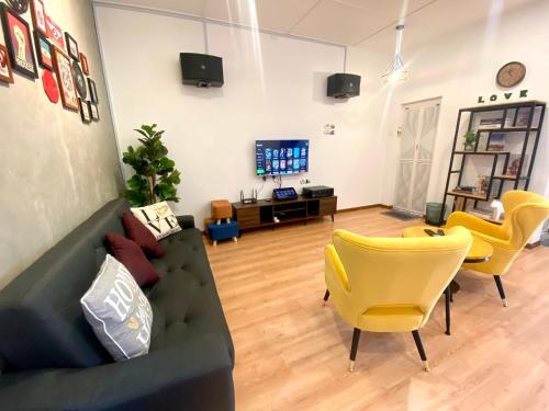 comfy 3-bedrooms with family karaoke Max-10pax comfy 3-bedrooms with family karaoke Max-10pax