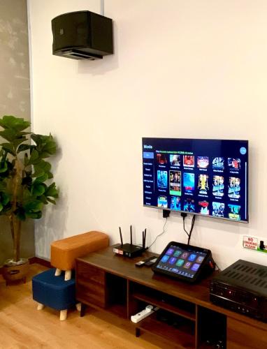 comfy 3-bedrooms with family karaoke Max-10pax comfy 3-bedrooms with family karaoke Max-10pax