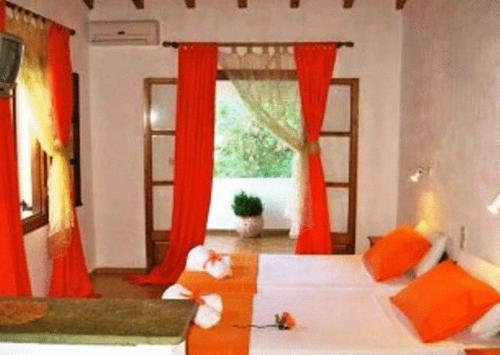 Paraschos Studios Paraschos Studios is conveniently located in the popular Troulos area. Both business travelers and tourists can enjoy the hotels facilities and services. Service-minded staff will welcome and guide y