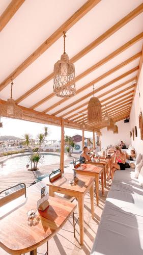 371854246 Seaesta Komodo Hostel & Hotel