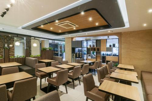 Restaurant, FOX Lite Grogol Jakarta in Grogol