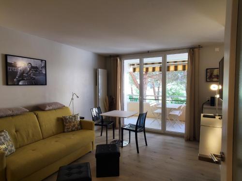 Studio with Balcony image 4