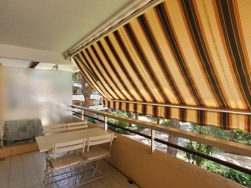 Studio with Balcony image 3