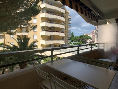Studio with Balcony image 2