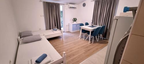 2 bedrooms, 5 beds