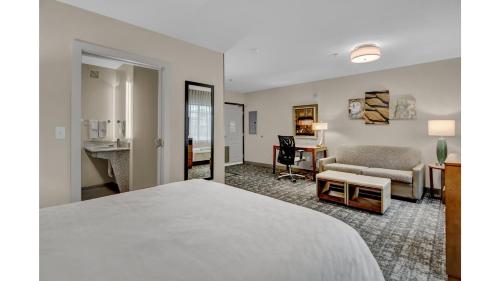1 queen bed, 1 twin bed