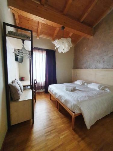Osteria e Locanda Del Viaggiatore Room Type - Family Room with Private Bathroom Osteria e Locanda Del Viaggiatore Room Type - Family Room with Private Bathroom