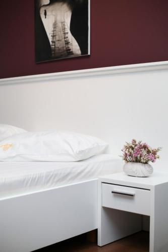 1 queen bed, 1 twin bed