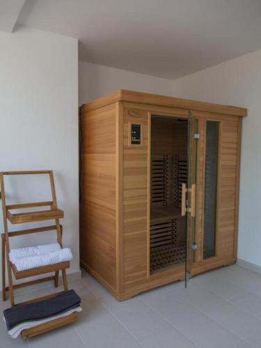 桑拿, bedroom holiday home with pool in 卡拉納茨