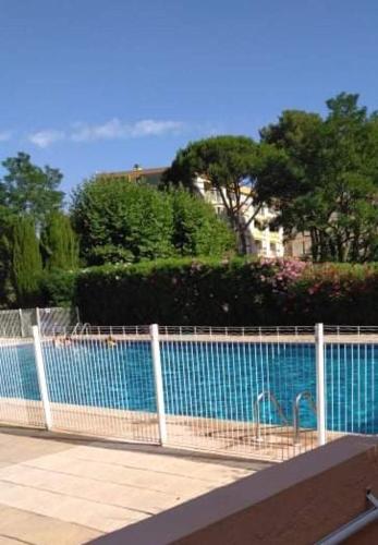 Fréjus, Studio dans résidence avec Piscine