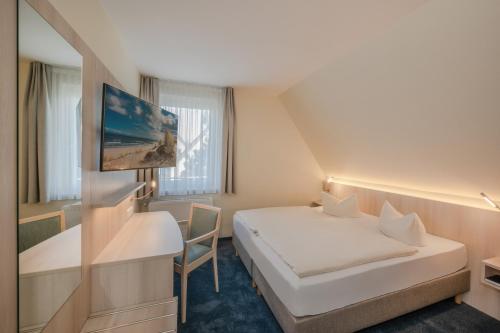 1 queen bed, 1 twin bed, 1 sofa bed