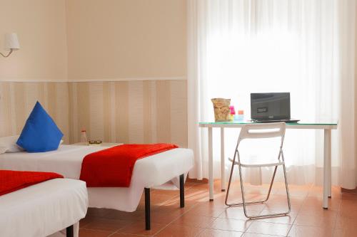 Des Artistes Budget Rooms - image 2