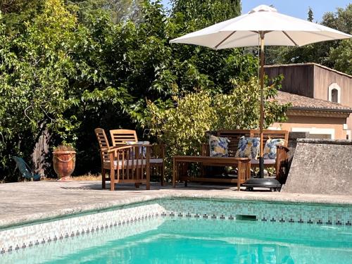 Chambre indépendante avec terrasse privée et piscine