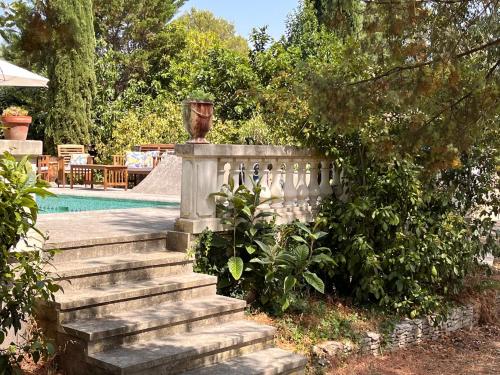 Chambre indépendante avec terrasse privée et piscine