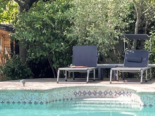 Chambre indépendante avec terrasse privée et piscine