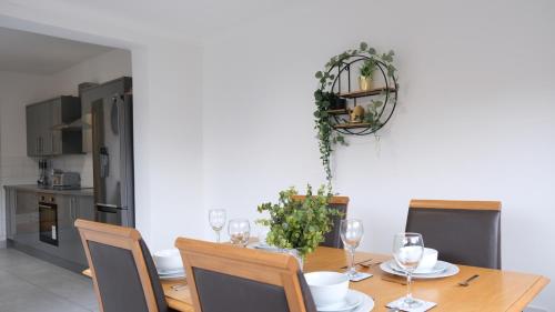 Spacious Contractor House & Luton Town Centre & LLA by Comfy Workers - image 9