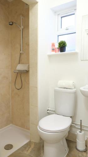 Spacious Contractor House & Luton Town Centre & LLA by Comfy Workers - image 12