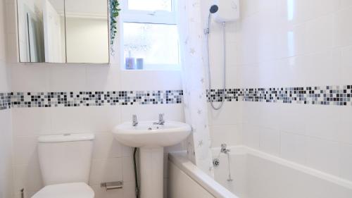 Spacious Contractor House & Luton Town Centre & LLA by Comfy Workers - image 7