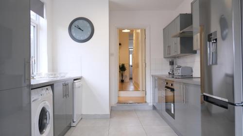 Spacious Contractor House & Luton Town Centre & LLA by Comfy Workers - image 14