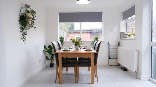 Spacious Contractor House & Luton Town Centre & LLA by Comfy Workers - main image