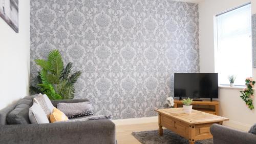 Spacious Contractor House & Luton Town Centre & LLA by Comfy Workers - image 3