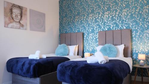 Spacious Contractor House & Luton Town Centre & LLA by Comfy Workers
