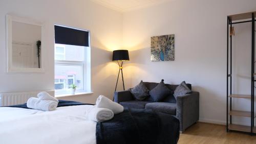 Spacious Contractor House & Luton Town Centre & LLA by Comfy Workers - image 12