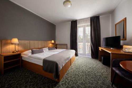 . Prague Hotel Carl-Inn l Restaurant & Parking