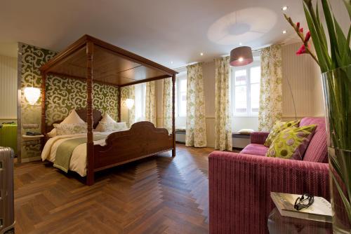 1 king bed, 2 sofa beds
