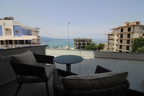 Deluxe Triple Room with Balcony Sea View image 1