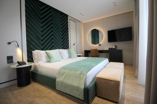 Deluxe Triple Room with Balcony Sea View room in Rozafa Palace Hotel