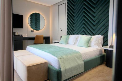 Deluxe Triple Room with Balcony Sea View image 3