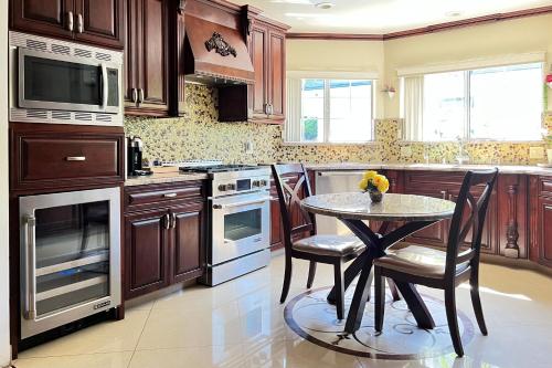 NoHo Luxury Oasis I saltwater pool-spa I sleeps up to 8 I 15 mins from Hollywood, Los Angeles (zdjęcie 6)