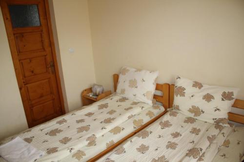 2 twin beds