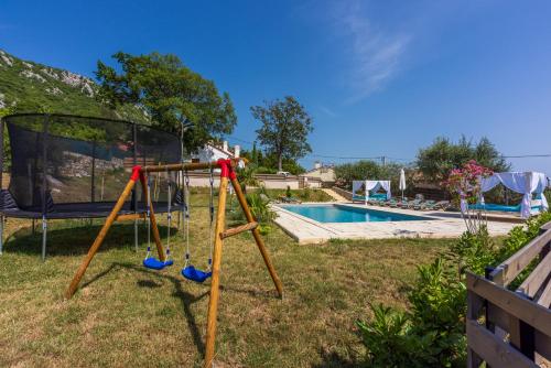 兒童遊樂場, Villa Valentina - Luxurious holiday for 9 people with xxl pool and whirpool in 巴里比