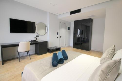Deluxe Triple Room with Balcony image 9