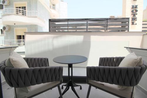 Deluxe Triple Room with Balcony image 7