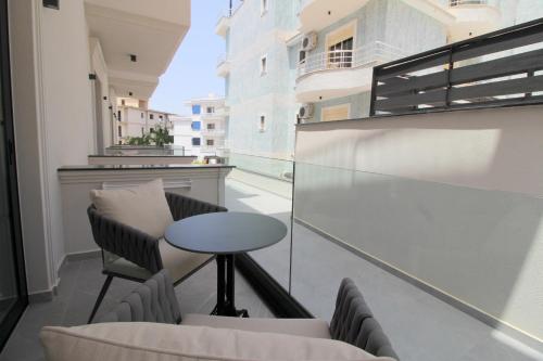 Deluxe Triple Room with Balcony image 8