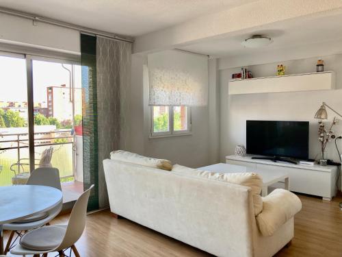 2 baños! Piso grande 100 m2 y Garaje gratis (2 banos! Piso grande 100 m2 y Garaje gratis) in موراتالاز