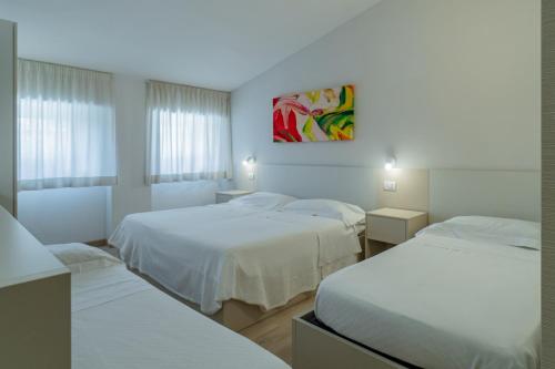 1 queen bed, 2 twin beds