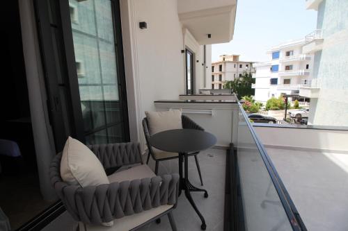 Deluxe Double Room with Balcony image 9