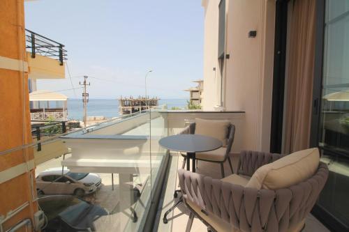 Deluxe Double Room with Balcony image 4